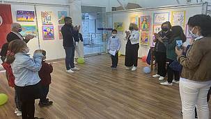 Minik ellerin resimleri Foça'da sergilendi 