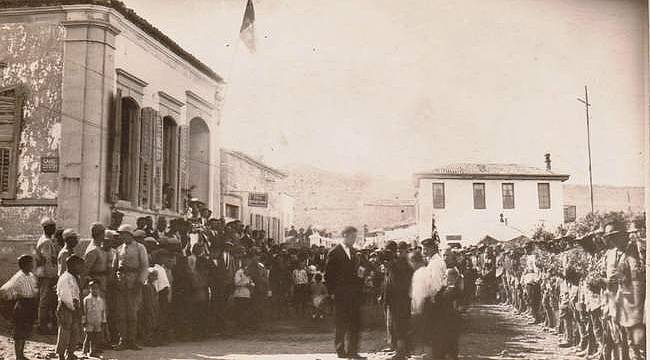 Atatürk'e çiçek veren Foçalı kız 