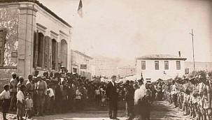 Atatürk'e çiçek veren Foçalı kız 