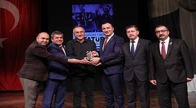Başöğretmen Atatürk Ödülü Sunay Akın'a 