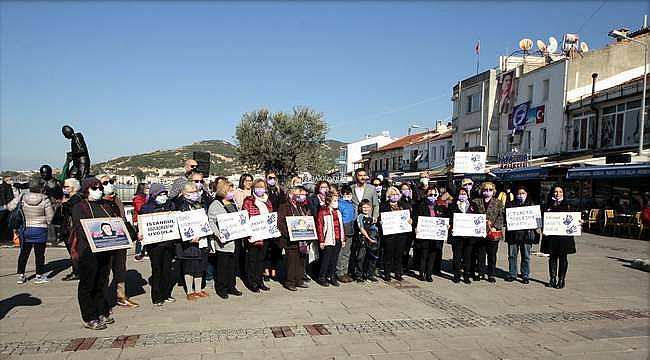 CHP Foça Kadın Kolları '25 Kasım' için Demokrasi Meydanı'nda toplandı