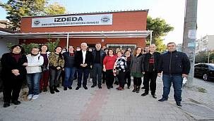 Depremzedeler Başkan Sandal'ı Bağrına Bastı 