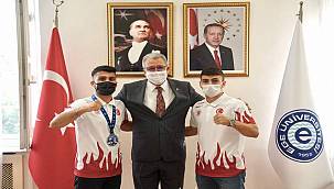  Egeli Milli Kick Boksçular Rektör Budak'ı ziyaret etti 