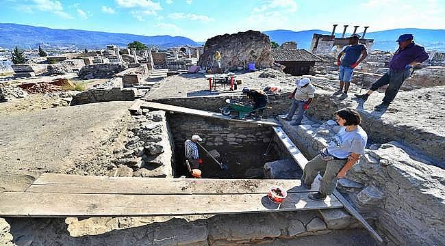 İzmir'deki arkeolojik kazıda DNA laboratuvarı kuruldu 