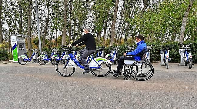 Tekerlekli sandalyeler artık bisiklet yollarında 