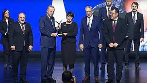 Egeli akademisyen "TÜBİTAK Bilim Ödülü"nü Cumhurbaşkanı Erdoğan'dan aldı