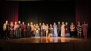 Foça Belediye Tiyatrosu'ndan 'Fısıldaşan Replikler' 