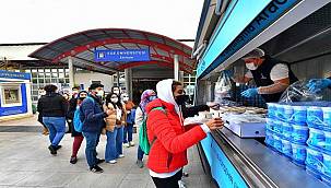 İzmir Büyükşehir Belediyesi'nden öğrencilere sıcak yemek 