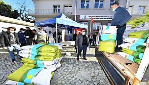 İzmir Büyükşehir Belediyesi üreticiye iklim dostu yem bitkisi desteğini sürdürüyor 