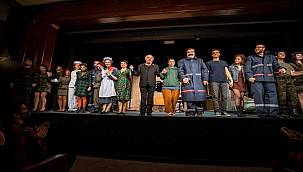 İzmir Şehir Tiyatroları ikinci oyunu ile seyirci karşısında 