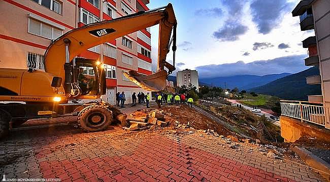 Narlıdere'de çöken istinat duvarına güvenlik önlemi 