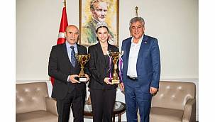 Başkan Soyer milli cimnastikçi Burçak Şenman'ı ağırladı 