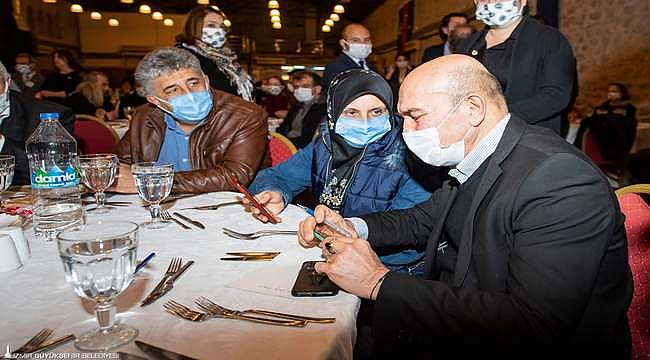 Başkan Tunç Soyer, İzmir depreminde hayatını kaybedenlerin yakınlarıyla buluştu