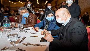 Başkan Tunç Soyer, İzmir depreminde hayatını kaybedenlerin yakınlarıyla buluştu