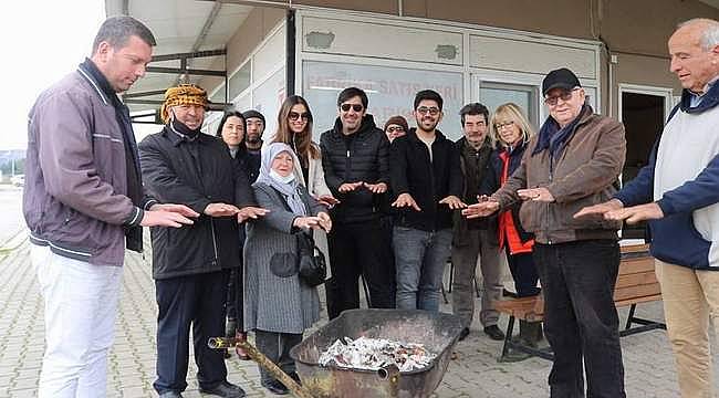 Foçalı zeytinciler sezonu fincan böreğiyle kutlama yaparak kapattı 