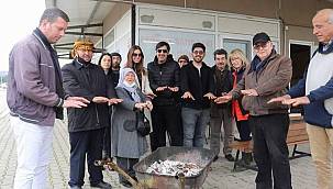 Foçalı zeytinciler sezonu fincan böreğiyle kutlama yaparak kapattı 