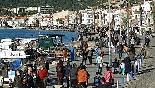 Güzel Havayı Fırsat Bilenler Foça'ya Akın Ettiler  