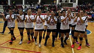 İzmir aşkıyla herkes salona 