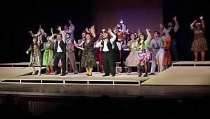 Karşıyaka Belediye Tiyatrosu perdelerini açtı 