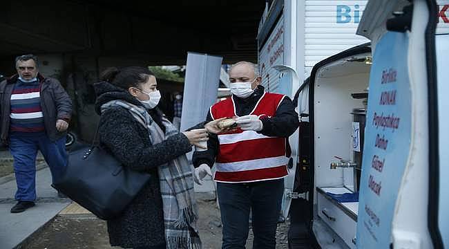 Konak Belediyesi'nin çorba ikramı ile soğuk güne sıcak başlangıç 