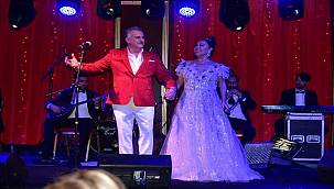 Safiye Soyman ile Faik Yeni Yıla Royal Teos  Sahnesinde Girdi