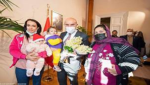 Seyyar çiçekçilerden Başkan Soyer'e teşekkür 