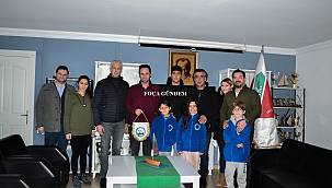 Yelkende Karşıyaka Foça kardeşliği 