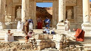 Egeli genç eczacılardan "Atina Okulu"na modern yorum 