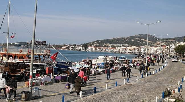 Foça'da  sahiller doldu taştı! Kış ayında yazdan kalma günler 