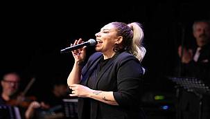 Işın Karaca Konak'ta sesiyle büyüledi