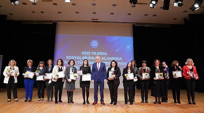 Rektör Budak'tan Egeli bilim kadınlarına teşekkür plaketi 