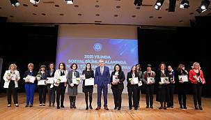 Rektör Budak'tan Egeli bilim kadınlarına teşekkür plaketi 