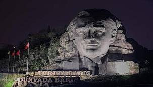 Atatürk Maskı'na muhteşem aydınlatma 