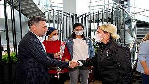 Başkan Sandal'dan kadın çalışanlara karanfil