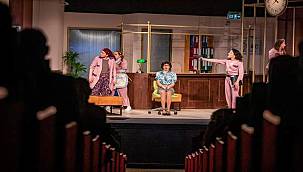 Başkan Soyer "Mor Şalvar" oyununu izledi