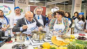 Başkan Soyer sağlıklı beslenmeye dikkat çekmek için mutfağa girdi 