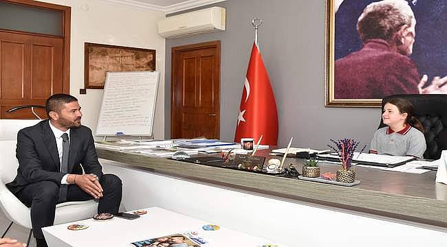 23 Nisan Foça Belediye Başkanı Irmak Akyar 