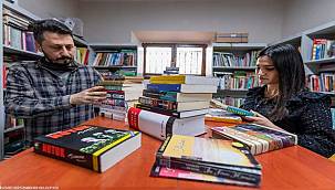 Akademisyen ve yazar Münci Kapani'nin 400 kitabını ailesi kampanyaya bağışladı 