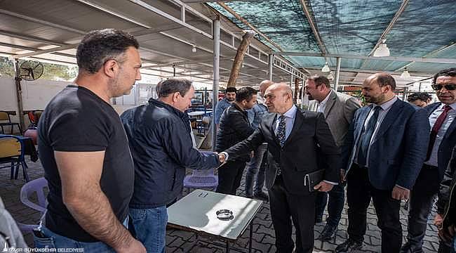 Başkan Soyer Bergama'da dükkanları yıkılan esnafı ziyaret etti 