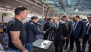 Başkan Soyer Bergama'da dükkanları yıkılan esnafı ziyaret etti 