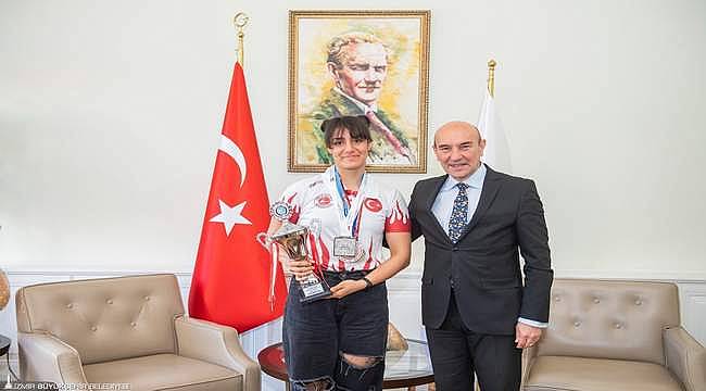 Başkan Soyer genç dövüş şampiyonu Gürel'i ağırladı 