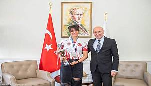 Başkan Soyer genç dövüş şampiyonu Gürel'i ağırladı