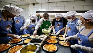 Başkan Tugay önlüğü taktı, gençlerle pizza yaptı 