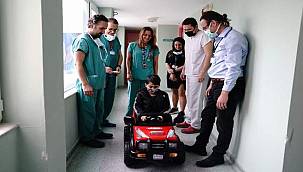 Çocuklar ameliyathaneye akülü arabayla gidiyor 