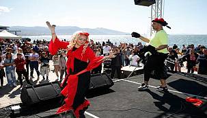 Dünya Roman Günü'ne Konak'ta renkli kutlama