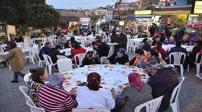 Foça Belediyesi'nin düzenlediği mahalle iftarları Kozbeyli'de başladı