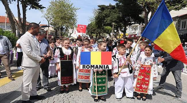 Foça'da 23 Nisan Kutlamaları Romanyalı Çocuklarla Başladı 