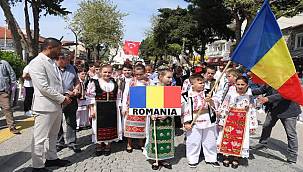 Foça'da 23 Nisan Kutlamaları Romanyalı Çocuklarla Başladı  