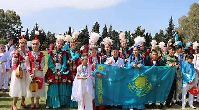 Foça'daki bayram sevincine Kazak ve Romen çocuklar da katıldı