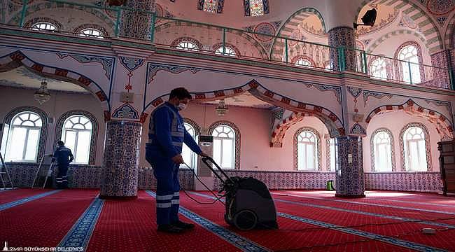 İzmir Büyükşehir Belediyesi her gün bir camiyi temizliyor 